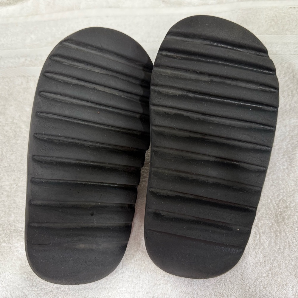 Kids Size 4 Youth Yeezy Onyx Black Slide Sandals - Picture 5 of 10
